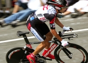 刷新纪录引发热议！，TheShy在RNG比赛中战术调整赢得满堂喝彩